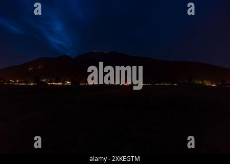 Traditionelle Bergfeuer zur Sommersonnenwende in der Tiroler Zugspitz Arena rund um das Ehrwald Lermoos Biberwier Becken Stockfoto