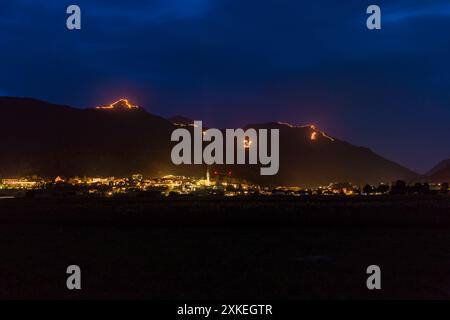 Traditionelle Bergfeuer zur Sommersonnenwende in der Tiroler Zugspitz Arena rund um das Ehrwald Lermoos Biberwier Becken Stockfoto