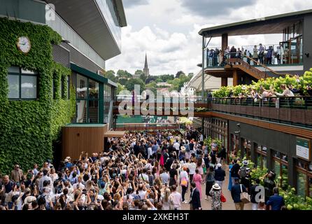 HRH The Princess of Wales & Princess Charlotte begleitet von Deborah Jevans CBE, AELTC Chair, vor dem Gentlemen's Singles Finale in Wimbledon Stockfoto