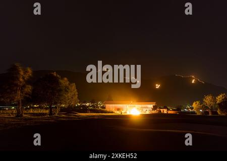 Traditionelle Bergfeuer zur Sommersonnenwende in der Tiroler Zugspitz Arena rund um das Ehrwald Lermoos Biberwier Becken Stockfoto