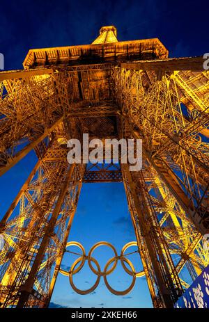 Paris, Frankreich. Juli 2024. Die Olympischen Ringe hängen am Eiffelturm, während die Stadt für die Sommerspiele 2024 in Paris, Frankreich, am Montag, den 22. Juli 2024 vorbereitet ist. Die Olympischen Sommerspiele beginnen am 26. Juli, 100 Jahre nach dem letzten Austragungsort der Spiele in Paris. Foto: Paul Hanna/UPI Credit: UPI/Alamy Live News Stockfoto