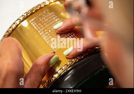 Die Gentlemen's Singles Trophy ist bei den Championships 2024 mit dem Namen Carlos Alcaraz eingraviert. Wimbledon Stockfoto