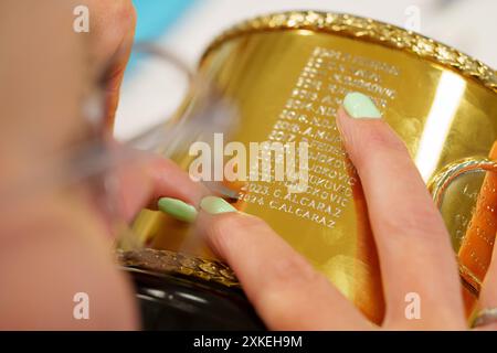 Die Gentlemen's Singles Trophy ist bei den Championships 2024 mit dem Namen Carlos Alcaraz eingraviert. Wimbledon Stockfoto