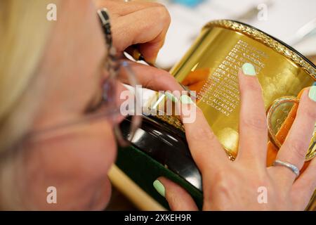 Die Gentlemen's Singles Trophy ist bei den Championships 2024 mit dem Namen Carlos Alcaraz eingraviert. Wimbledon Stockfoto