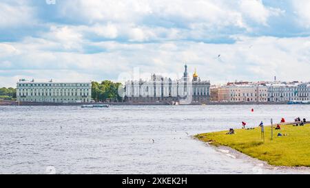 Blick auf das Zentrum von St. Petersburg über den Fluss Neva vom Strand der Peter-und-Paul-Festung Stockfoto