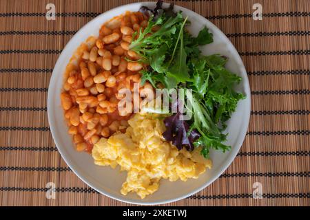 Gebackene Bohnen, Rührei und Salat. Gesundes Essen Gericht Stockfoto