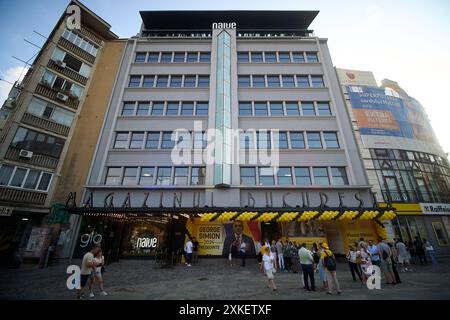 Bukarest, Rumänien. 22. Juli 2024: Während einer Präsidentschaftskampagne von George Simion, dem Kandidaten der rechtspopulistischen und nationalistischen Partei AUR (Allianz für die Union der Rumänen), warten die Menschen auf die Unterzeichnung des "Beitrittsvertrags im Simion-Plan" in seinem Wahlkampfsitz im Bukarest Store. Der "Simion-Plan" zielt darauf ab, den zinsfreien Kauf einer Wohnung ab 35.000 Euro und die Refinanzierung bestehender Hypothekarkredite zwischen 35.000 und 70.000 Euro zu erleichtern, ohne dass Zinsen und andere Kosten vollständig vom Staat subventioniert werden. Quelle: Lucian Alecu/Alamy Stockfoto