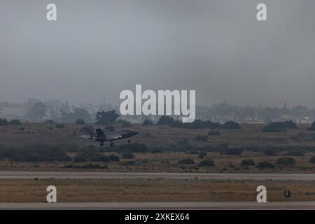 Ein Flugzeug des US Marine Corps F-35C Lightning II, gesteuert von Major Timothy Potter, einem F-35C Lightning II Pilot mit Marine Fighter Attack Squadron (VMFA) 311, Marine Aircraft Group 11, 3rd Marine Aircraft Wing, startet während eines einfachen Kampfmanövers auf der Marine Corps Air Station Miramar, Kalifornien. Juli 2024. Während des Fluges wies Potter, eine Absolventin des U.S. Navy Strike Fighter Taktics Instructor Program, auch bekannt als TOPGUN, Captain Cassandra Touchstone, eine F-35C Lightning II Pilotin mit VMFA-311, an, ihre Fähigkeiten in Kampfmanövern oder Dogfightin zu verbessern Stockfoto