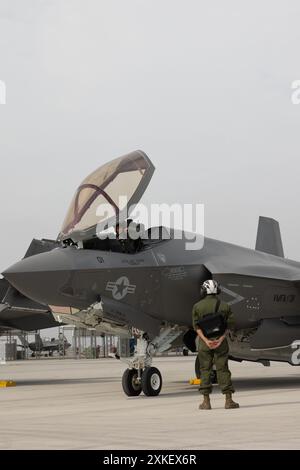 Major. Timothy Potter, links, ein F-35C Lightning II Pilot mit Marine Fighter Attack Squadron (VMFA) 311, Marine Aircraft Group 11, 3rd Marine Aircraft Wing, führt vor dem Flug Überprüfungen an einem F-35C Lightning II Flugzeug durch, bevor ein grundlegender Kampfflugzeug-Trainingsflug an der Marine Corps Air Station Miramar, Kalifornien, Juli 2024. Während des Fluges wies Potter, eine Absolventin des U.S. Navy Strike Fighter Taktics Instructor Program, auch bekannt als TOPGUN, Captain Cassandra Touchstone, eine F-35C Lightning II Pilotin mit VMFA-311, an, ihre Fähigkeiten in Kampfmanövern zu verbessern Stockfoto