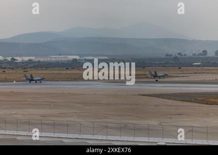 US Marine Corps F-35C Lightning II Flugzeuge zugewiesen der Marine Fighter Attack Squadron (VMFA) 311, Marine Aircraft Group 11, 3rd Marine Aircraft Wing, Taxi auf der Landebahn vor einem einfachen Kampfflugzeug-Manöver-Flug auf der Marine Corps Air Station Miramar, Kalifornien, 12. Juli 2024. Während des Fluges wies Major Timothy Potter, ein F-35C Lightning II Pilot mit VMFA-311 und Absolvent des U.S. Navy Strike Fighter Tactics Instructor Program, allgemein bekannt als TOPGUN, Captain Cassandra Touchstone, eine F-35C Lightning II Pilotin mit VMFA-311, an, ihre Fähigkeiten in Kampfmanövern oder Dogfight zu verbessern Stockfoto