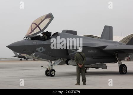 Cassandra Touchstone (links), ein F-35C Lightning II Pilot mit Marine Fighter Attack Squadron (VMFA) 311, Marine Aircraft Group 11, 3rd Marine Aircraft Wing, führt vor dem Flug Überprüfungen an einem F-35C Lightning II Flugzeug durch, bevor ein grundlegender Kampfflugzeug-Trainingsflug an der Marine Corps Air Station Miramar, Kalifornien, Juli 2024. Während des Fluges wies Major Timothy Potter, ein F-35C Lightning II Pilot mit VMFA-311 und Absolvent des U.S. Navy Strike Fighter Tactics Instructor Program, auch bekannt als TOPGUN, Touchstone an, ihre Fähigkeiten im Kampfmann zu verbessern Stockfoto