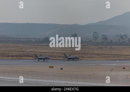 US Marine Corps F-35C Lightning II Flugzeuge, die der Marine Fighter Attack Squadron (VMFA) 311 zugewiesen sind, Marine Aircraft Group 11, 3rd Marine Aircraft Wing, bereiten sich auf den Start während eines einfachen Kampfmanövers Trainingsfluges auf der Marine Corps Air Station Miramar, Kalifornien, 12. Juli 2024 vor. Während des Fluges wies Major Timothy Potter, ein F-35C Lightning II Pilot mit VMFA-311 und Absolvent des U.S. Navy Strike Fighter Tactics Instructor Program, allgemein bekannt als TOPGUN, Captain Cassandra Touchstone, eine F-35C Lightning II Pilotin mit VMFA-311, an, ihre Fähigkeiten in Kampfmanövern zu verbessern Stockfoto