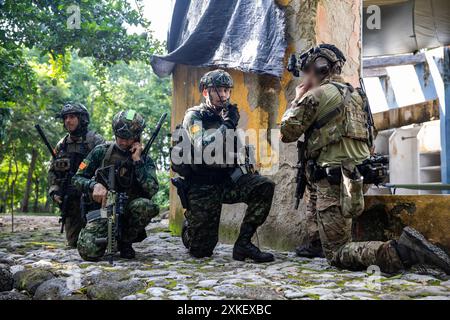 Special Operations Command South (SOCSOUTH), Soldaten der 7th Special Forces Group (Airborne) und kolumbianische Spezialeinsatzkräfte stellen während der Übung Fused Response 24 in Cartagena, Kolumbien, am 9. Juli 2024 eine Verbindung mit freundschaftlichen Elementen her. Fused Response ist eine gemeinsame Übung der USA und Kolumbiens zur Verbesserung der Einsatzbereitschaft und Interoperabilität, um eine rasche Reaktion auf Krisen im Zuständigkeitsbereich des südlichen Kommandos zu ermöglichen. (Foto der US-Armee von Stabsleiter Daniel Lee) Stockfoto