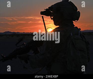 Jassiel Gallo Bravo, Senior Airman der US-Luftwaffe, 27th Special Operations Support Squadron, entsandtes Mitglied des Bodenteams, bereitet seine Ausrüstung für eine Trainingsmission in der Barry M. Goldwater Range, Gila Bend Ariz, vor. Am 18. Juli 2024. DAGRE ist ein Elitemitglied der spezialisierten Sicherheitskräfte, das in Spezialeinsätzen ausgebildet wird, wie etwa dem Trainingsszenario der 48. Rettungsgeschwader. (Foto der U.S. Air Force von Staff Sgt. Abbey Rieves) Stockfoto