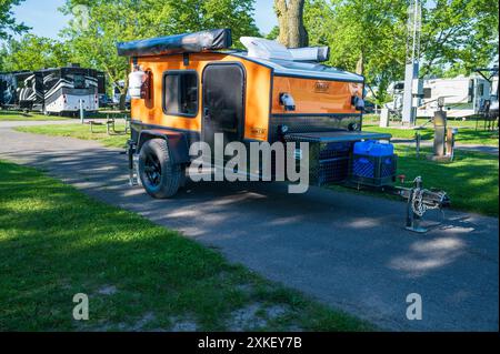 Niagara Falls, Kanada - 15. Juni 2024: Orange Hiker Camper Trailer auf dem Campingplatz Stockfoto