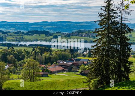 Schöne Wanderung entlang des Rottachsees mit Schluchtweg zur Burgkranzegg Ruine im Allgau Stockfoto