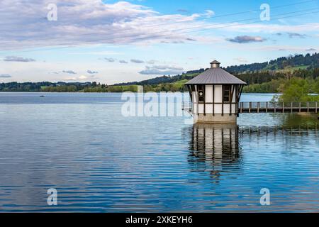 Schöne Wanderung entlang des Rottachsees mit Schluchtweg zur Burgkranzegg Ruine im Allgau Stockfoto