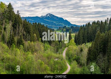 Schöne Wanderung entlang des Rottachsees mit Schluchtweg zur Burgkranzegg Ruine im Allgau Stockfoto