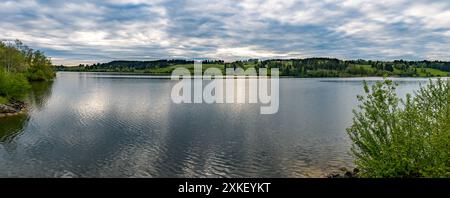 Schöne Wanderung entlang des Rottachsees mit Schluchtweg zur Burgkranzegg Ruine im Allgau Stockfoto