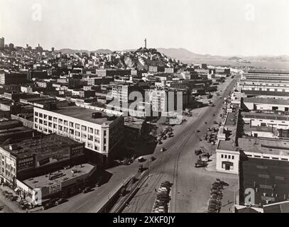 San Francisco, Kalifornien 1939 der Blick nach Norden vom Ferry Building des Embarcadero mit Coit Tower und Telegraph Hill in der Ferne. Stockfoto