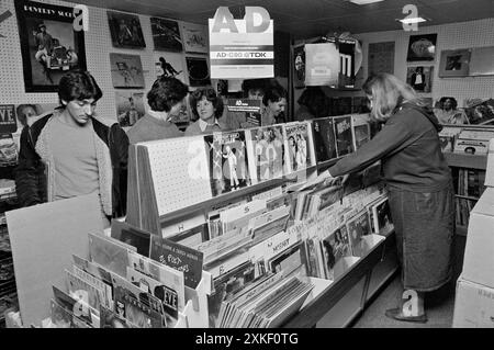 Washington, D.C. 1979 Studenten der Georgetown University, die in einem Plattenladen in Racks mit Alben suchen. Stockfoto