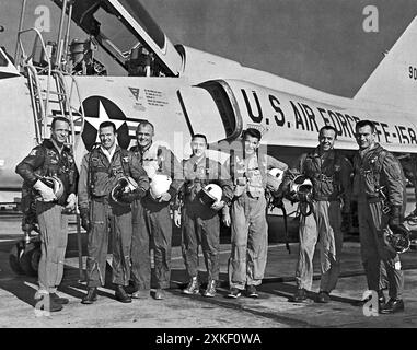 Vereinigte Staaten von Amerika ca. 1960. Die ursprünglichen sieben Astronauten für das Mercury Project vor einem Air Force Jet. (l-R) Scott Carpenter, Gordon Cooper, John Glenn, Virgil Grissom, Walter Schirra, Alan Shepard und Donald Slayton. Stockfoto