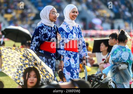 Shah Alam, Malaysia. Juli 2024. Muslimische Frauen, die traditionelle Yukatas tragen, besuchen das jährliche japanische „Bon Odori“-Festival in Shah Alam. Das 48. Bon Odori-Festival, das fast ein halbes Jahrhundert lang im Rahmen der Sommerfeste in Japanís gefeiert wurde, soll die Freundschaft zwischen Malaysia und Japan fördern und stärken. Quelle: SOPA Images Limited/Alamy Live News Stockfoto