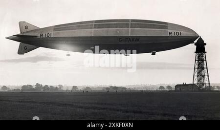 Cardington, England 14. Oktober 1929 das britische Luftschiff R 101 am Morgen seines ersten Fluges über London an seinem Anlegemast. Stockfoto