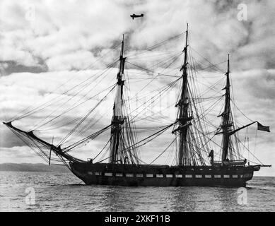 San Francisco, Kalifornien 24. März 1933 die alten und die neuen alten und modernen Kampfschiffe begrüßten einander als "Old Ironsides", die USS Constitution, segelte am 24. März durch San Franciscos goldenes Tor. und das berühmte amerikanische Kampfschiff, das zweimal durch Gegenwind und schwere See verzögert wurde, wird die nächsten drei Wochen in diesem Hafen verbringen. Stockfoto