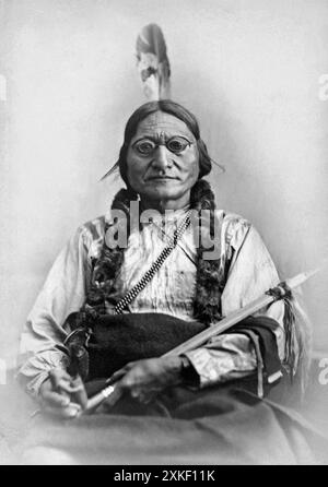 United States 1881 Ein Kabinettkarten-Studio-Porträt des Anführers von Hunkpapa Lakota Sitting Bull mit Brille. Stockfoto