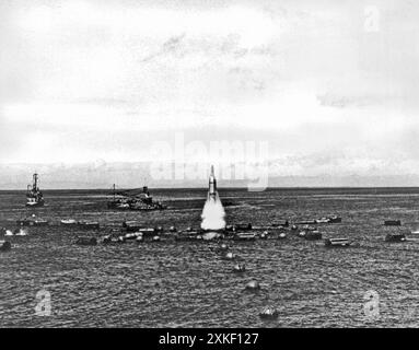 San Clemente Islands, Kalifornien 11. April 1958 in einem Filmfilm der Navy startet eine Polaris-Rakete aus einer stationären Röhre bei der Operation Pop-up-Tests vor Südkalifornien. Wenn sie einsatzbereit ist, wird die Polaris mit ballistischen U-Booten der Flotte eingesetzt. Stockfoto