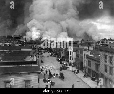 San Francisco, Kalifornien 18. April 1906 Bewohner bereiten sich auf die Evakuierung mit ihren Sachen vor, als das Ham & Eggs Feuer in der Gove Street brennt, nachdem es von einem beschädigten Kamin in einem Haus in der Gough Street und Hayes Street aus gestartet wurde. Stockfoto