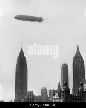 New York, New York 6. Mai 1937 die Hindenburg-Schieflage fliegt über New York City. Stockfoto