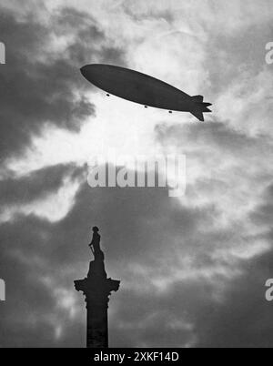 London, England 14. Oktober 1929 das britische Luftschiff R 101 überquert die Nelson's Column auf dem Trafalgar Square auf seinem ersten Flug über London. Stockfoto