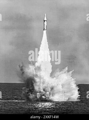 Cape Canaveral, Florida: 21. Juli 1960 die ersten Polaris-Raketen werden von der USS George Washington, der ersten der nuklearbetriebenen U-Boote der USA, im Atlantik etwa 30 Meilen vor Cape Canaveral abgefeuert. Die Polaris-Rakete ist eine zweistufige, nuklear bewaffnete ballistische U-Boot-Rakete (SLBM), die von der Lockheed Corporation gebaut wurde. Stockfoto