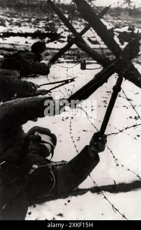 Velikie Luki, Russland 14. Dezember 1942 Rote Sapper schneiden Stacheldraht-Verstrickungen für ihre Kameraden in der Infanterie, um gegen die deutsche Besatzungsarmee vorzudringen Stockfoto