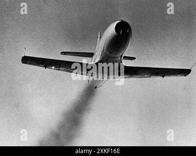 Muroc Field, Kalifornien 22. August 1947 Ein Navy Douglas Skystreak Jet mit Commander. Turner Caldwell an der Steuerung fliegt tief durch die Wüste und stellt einen neuen Weltrekord von 640,7 km/h auf. Stockfoto