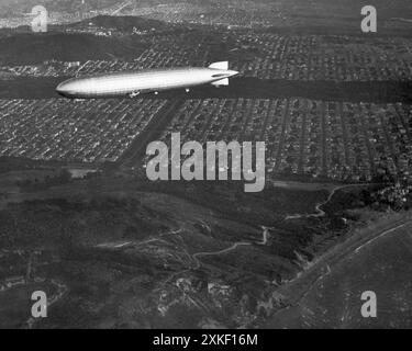 San Francisco, Kalifornien 25. August 1929 die LZ-127, der Graf Zeppelin, überquerte San Francisco, nachdem er von Japan aus auf seinem Weltrundflug angekommen war. Stockfoto