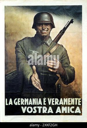 Ein italienisches Pro-nazi-Propaganda-Poster aus dem 2. Weltkrieg. Es zeigt einen gutmütigen und lächelnden deutschen Soldaten mit han ausgerissener Hand zum Handschütteln . Der Text lautet: Deutschland ist wirklich dein Freund. Stockfoto