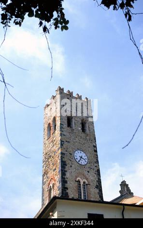 Glockenturm der Kirche St. Johannes des Täufers, erbaut im 13. Und 14. Jahrhundert, Dorf Monterosso Al Mare, Cinque Terre, Italien Stockfoto