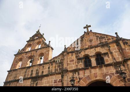 Guane, Santander, Kolumbien; 26. November 2022: Fassade des Santa Lucia de Guane Sanctuary, einer kleinen katholischen Kapelle des traditionellen Kolonialarchitekten Stockfoto