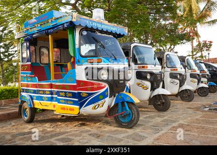 Guane, Santander, Kolumbien; 26. November 2022: Farbenfrohe Motorradfahrerhäuser warten auf Touristen in diesem malerischen Dorf. Die Mototaxis sind ein Kommunikationsmittel Stockfoto