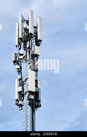 Ein Mobilfunkturm, der einen 5G-Kommunikationsdienst in Australien bereitstellt. Stockfoto