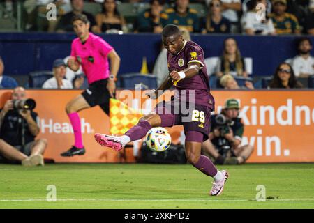 Juan David Mosquera (29), Verteidiger der Portland Timbers, schickt einen Kreuzungspass während eines MLS-Spiels gegen die Los Angeles Galaxy am Samstag, den 20. Juli 2024, A Stockfoto