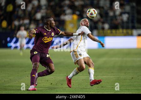 Los Angeles Galaxy Stürmer Diego Fagúndez (7) wird von Juan David Mosquera (29), dem Verteidiger der Portland Timbers, während eines MLS-Spiels am Samstag, den 20. Juli, verteidigt. Stockfoto