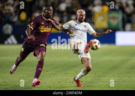 Los Angeles Galaxy Stürmer Diego Fagúndez (7) wird von Juan David Mosquera (29), dem Verteidiger der Portland Timbers, während eines MLS-Spiels am Samstag, den 20. Juli, verteidigt. Stockfoto
