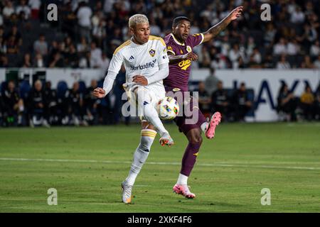 Los Angeles Galaxy-Mittelfeldspieler Edwin Cerrillo (20) legt während eines MLS-Spiels Saturda einen Ball gegen den Verteidiger der Portland Timbers Juan David Mosquera (29) frei Stockfoto