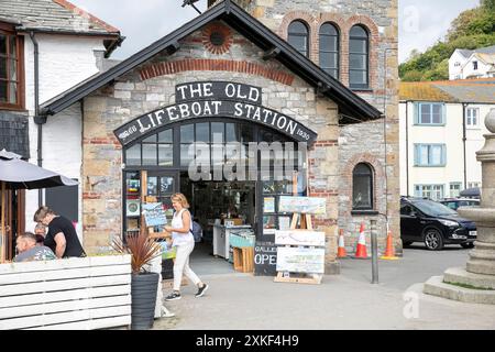 Die Old Lifeboat Station am Kai in der kornischen Stadt Looe, heute ein offenes Kunststudio und Souvenirladen, England, UK, 2023 Stockfoto