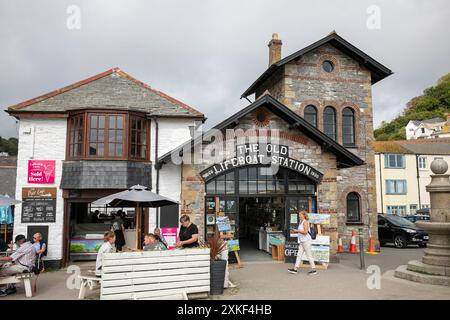 Die Old Lifeboat Station am Kai in der kornischen Stadt Looe, heute ein offenes Kunststudio und Souvenirladen, England, UK, 2023 Stockfoto