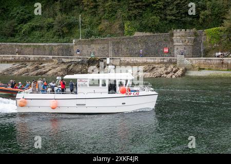 Looe Cornwall, Top Cat Angelcharter Boot mit Kunden, die nach Looe am Hafen, Cornwall, England, Großbritannien zurückkehren Stockfoto